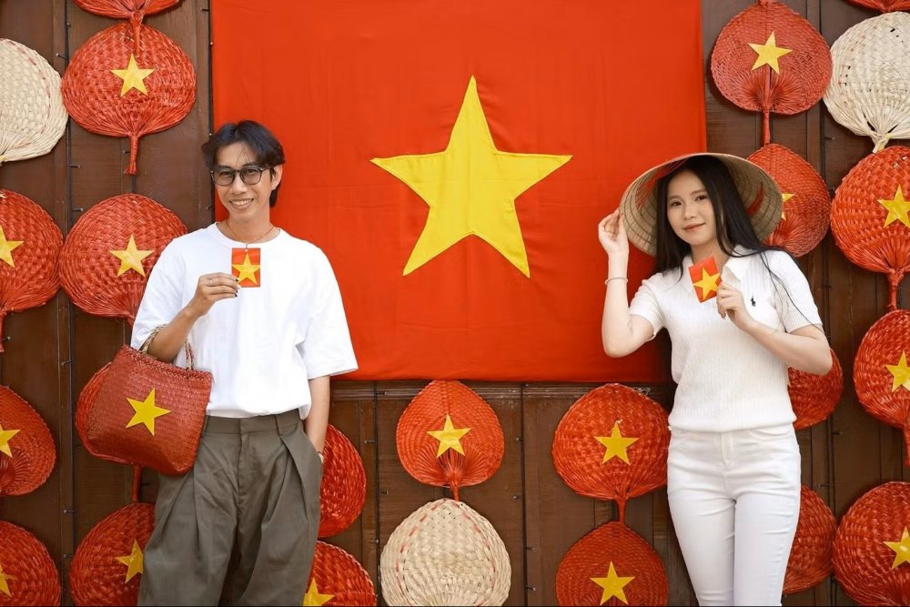 Quán cà phê rực đỏ cờ Tổ quốc thu hút giới trẻ check-in