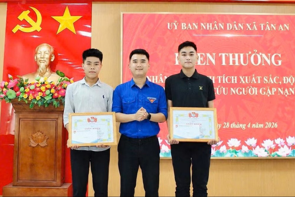 Khen thưởng hai nam sinh dũng cảm cứu nữ sinh nhảy cầu