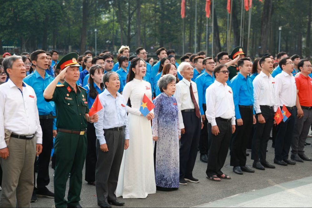 Tuổi trẻ TPHCM chào cờ kỷ niệm ngày thống nhất đất nước