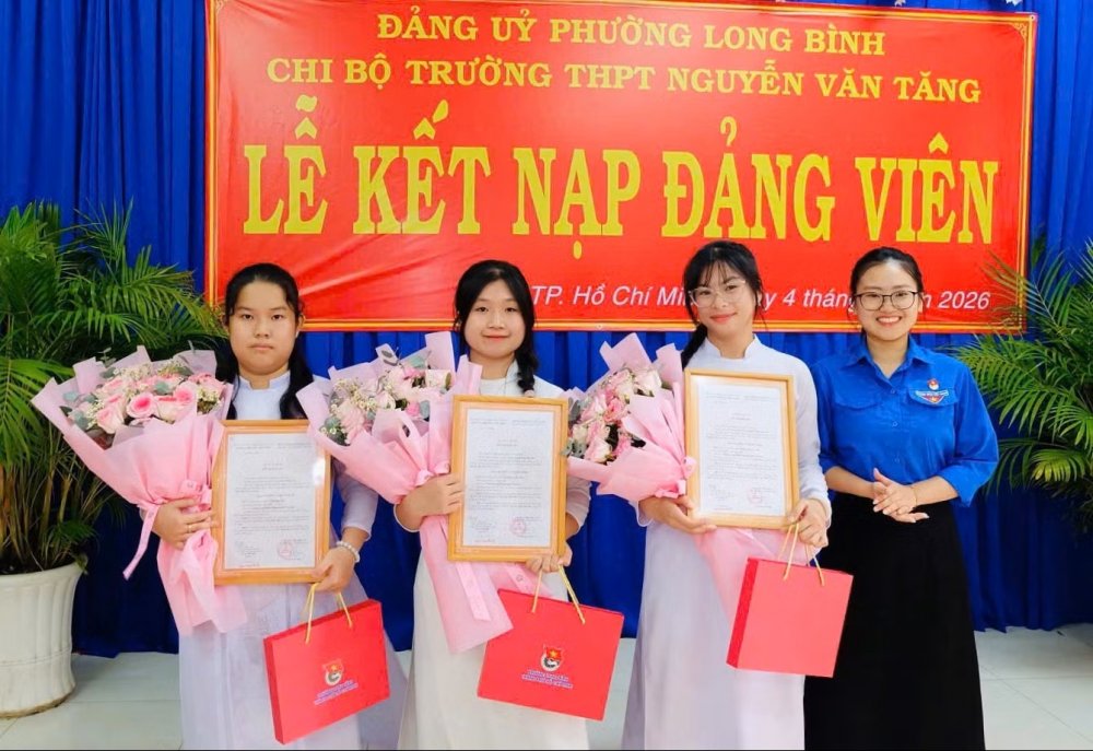 3 nữ sinh lớp 12 ở TPHCM được vinh dự kết nạp Đảng