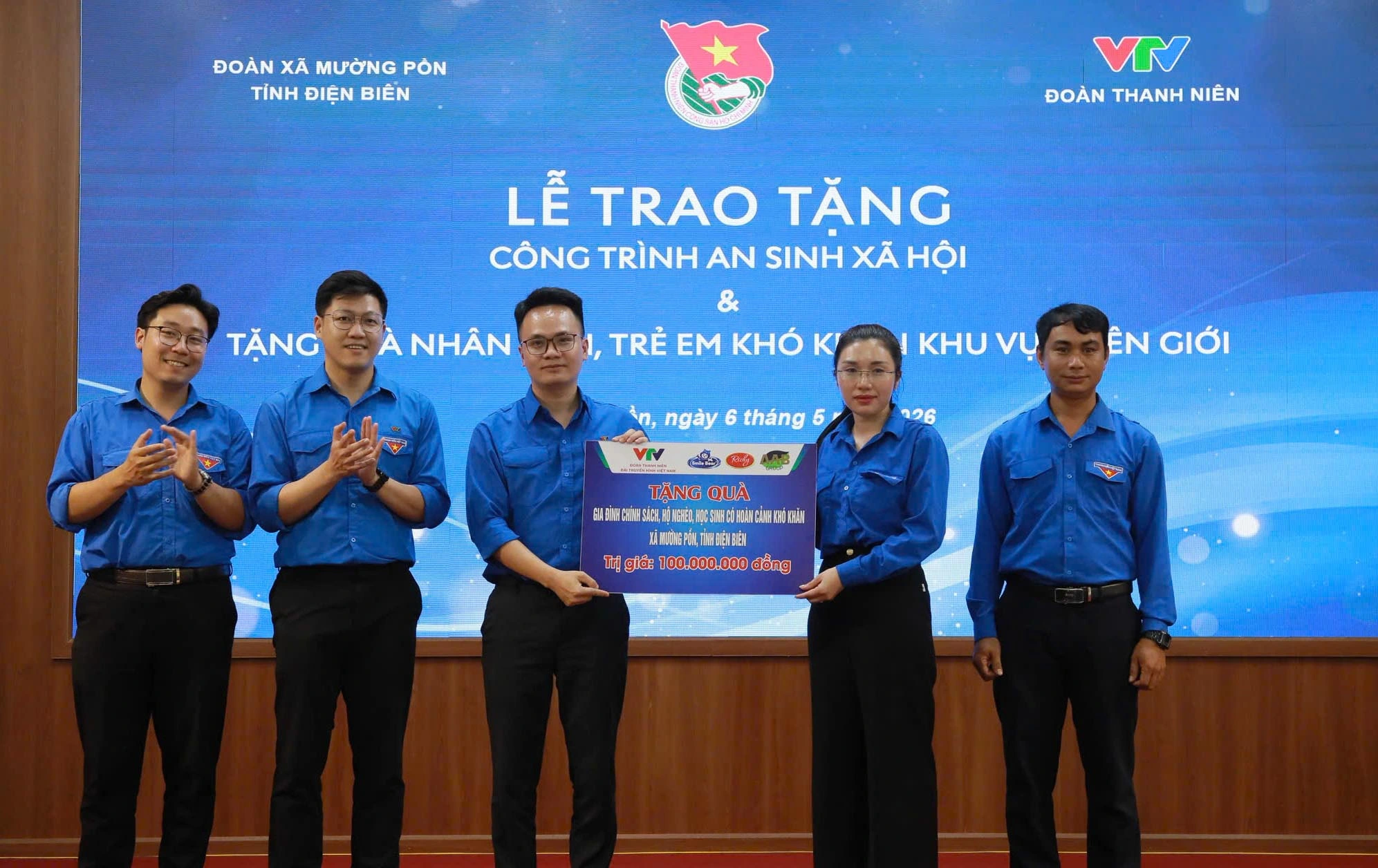 Trao tặng trẻ em vùng biên nhiều công trình an sinh xã hội