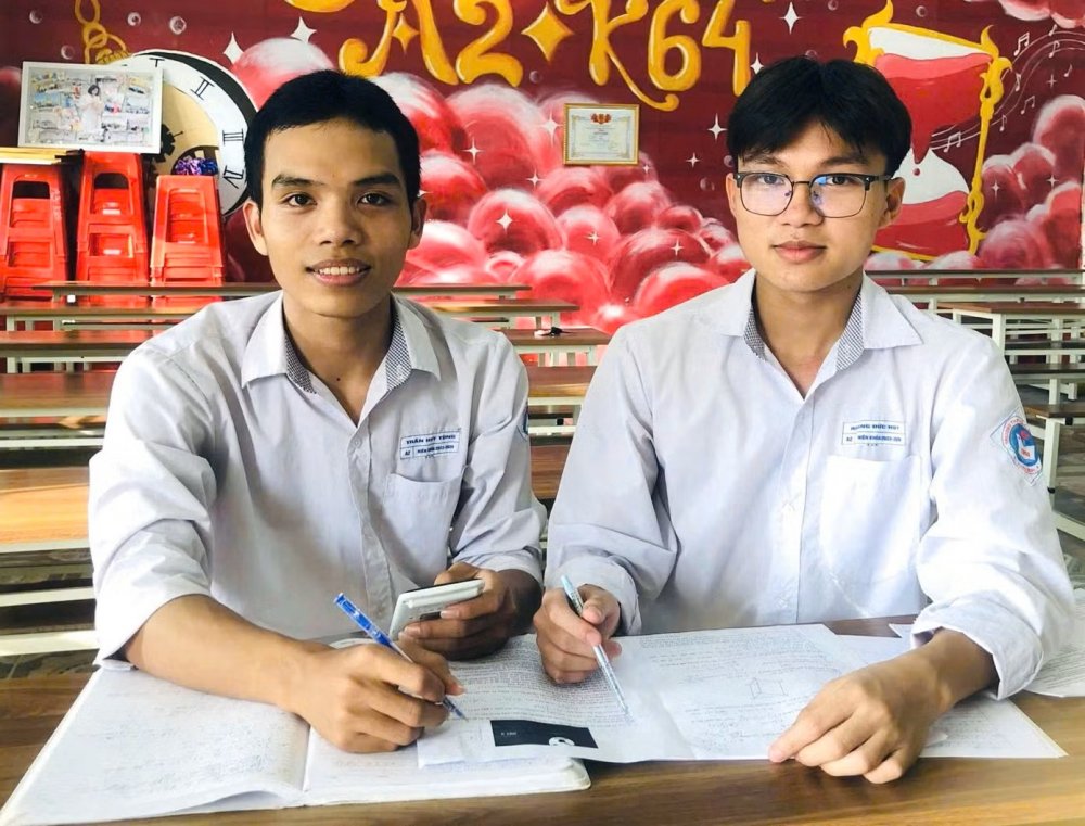 Đôi bạn cùng tiến chung bàn trở thành đảng viên tuổi 18