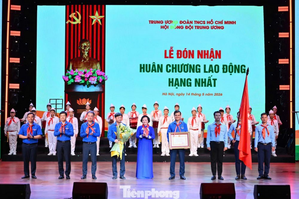 Đội TNTP Hồ Chí Minh đón nhận Huân chương Lao động hạng Nhất