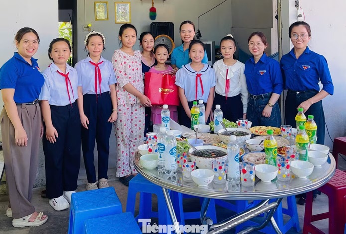 Cô trò mang 'bữa cơm đội viên' sưởi ấm nhà học sinh khó khăn