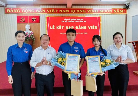 Hai học sinh lớp 12 ở TPHCM được kết nạp Đảng trước ngày thi tốt nghiệp THPT