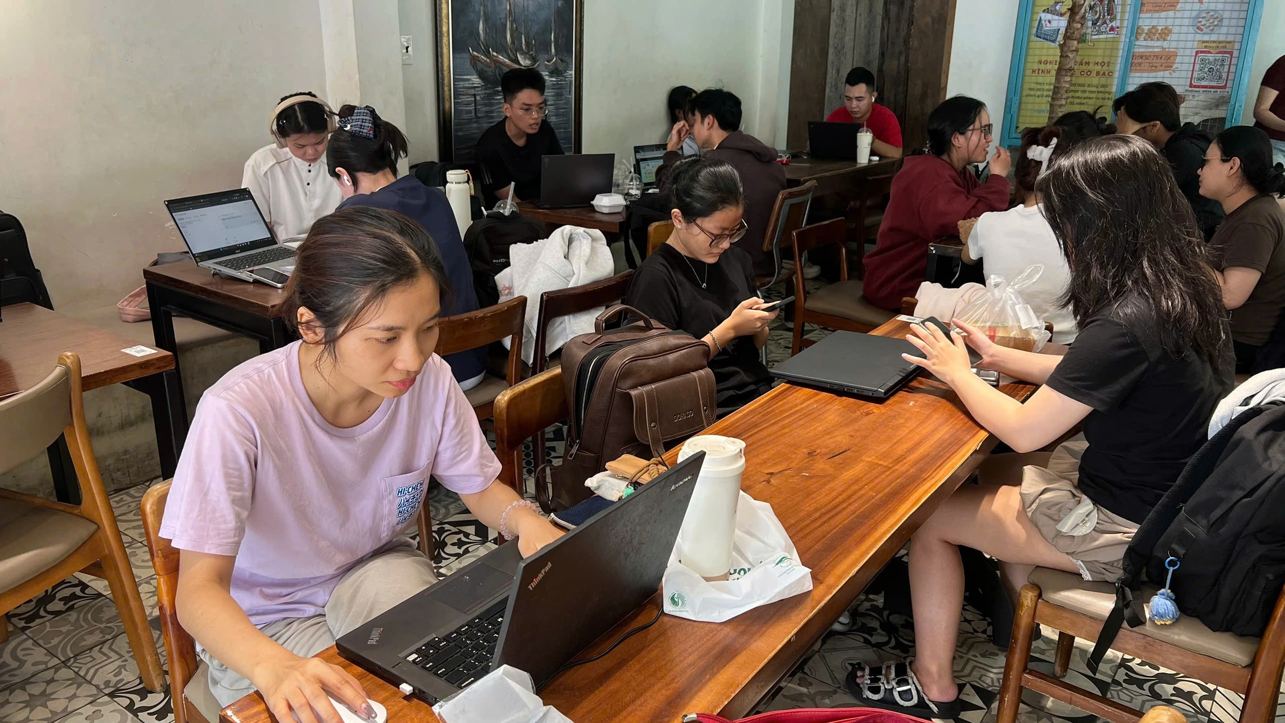 Người trẻ chi bao nhiêu cho việc ngồi quán cà phê mỗi tuần?