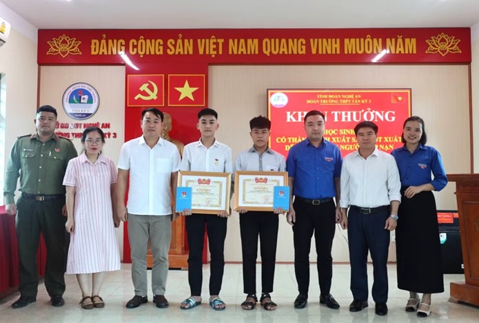 Trao huy hiệu Tuổi trẻ dũng cảm cho 2 học sinh Nghệ An
