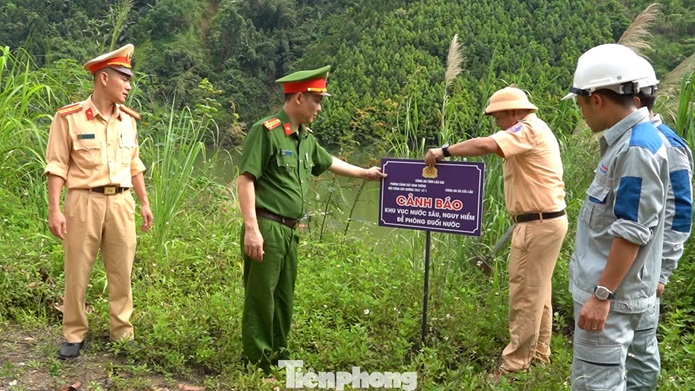 Công an, thanh niên Lào Cai đội nắng cắm biển cảnh báo đuối nước ở các vùng 'tử thần'