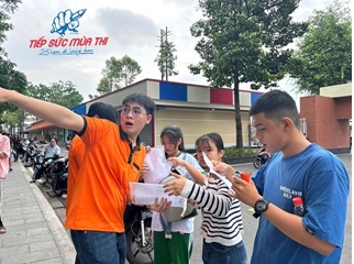 Tình nguyện viên hóa shipper, chạy nước rút hỗ trợ thí sinh