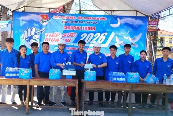'Áo xanh' xứ Nghệ nấu cơm tiếp sức sĩ tử mùa nắng nóng