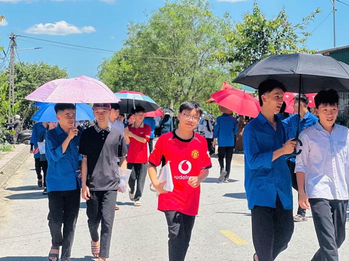Thanh niên tình nguyện hỗ trợ sĩ tử vào lớp 10 giữa 'chảo lửa' Hà Tĩnh