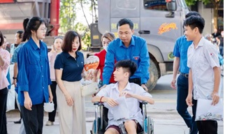 Xúc động hình ảnh 'áo xanh' dìu thí sinh ngồi xe lăn vào phòng thi