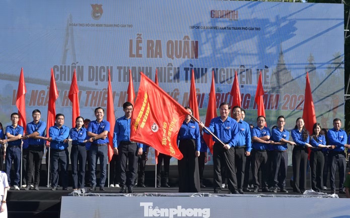 Hơn 10 tỉ đồng hỗ trợ an sinh ngày ra quân tình nguyện hè tại Cần Thơ