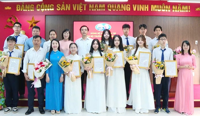 Trở thành đảng viên tuổi 18 trong mùa tình nguyện Hoa phượng đỏ