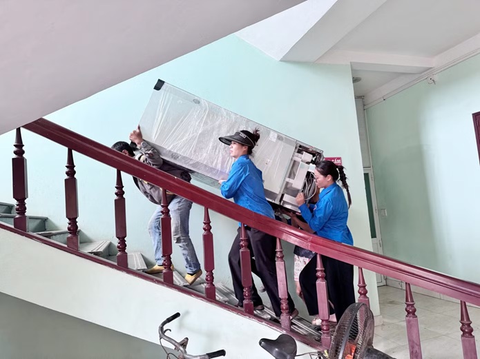 Đoàn viên, thanh niên 'đội nắng' hỗ trợ người dân di dời tài sản 'nhường chỗ' cho sân bay Gia Bình