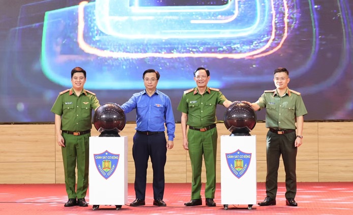 Tuổi trẻ Cảnh sát Cơ động ra mắt công trình thanh niên 'AI chiến sĩ mới'