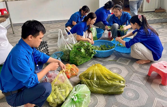 ‘Áo xanh’ vào bếp nấu những bữa cơm nghĩa tình cho sĩ tử