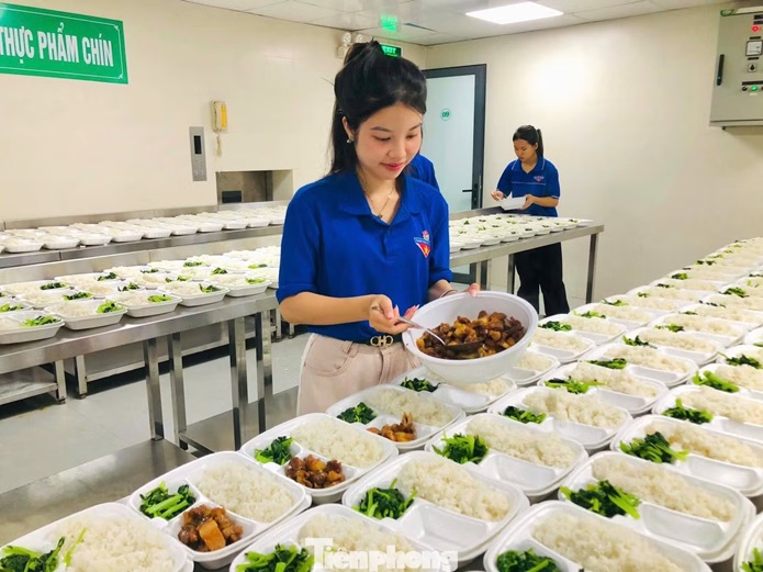 Đỏ lửa nấu 400 suất cơm miễn phí tiếp sức sĩ tử vùng biên