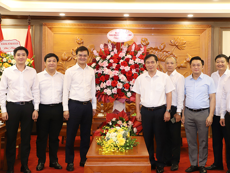 Bí thư thứ nhất Trung ương Đoàn thăm, chúc mừng các đơn vị báo chí nhân kỷ niệm 101 năm Ngày Báo chí cách mạng Việt Nam
