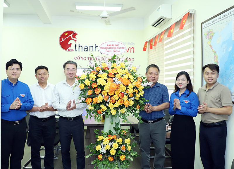 Anh Nguyễn Tường Lâm chúc mừng Cổng tri thức Thánh Gióng và các đơn vị nhân Ngày Báo chí Cách mạng Việt Nam