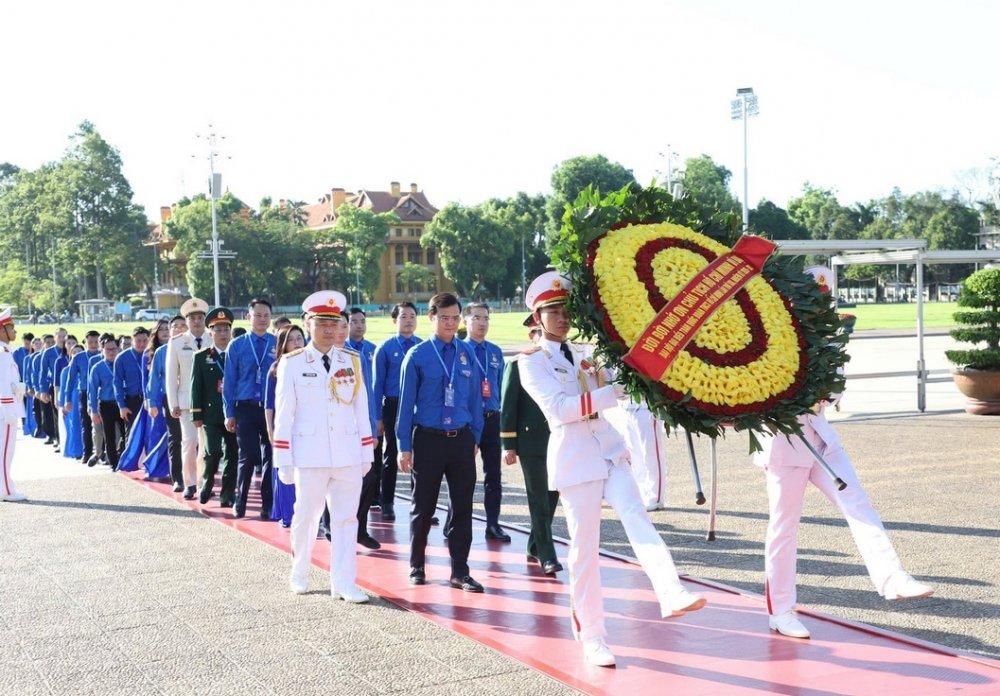 Đại biểu Đại hội Đoàn báo công, vào Lăng viếng Chủ tịch Hồ Chí Minh