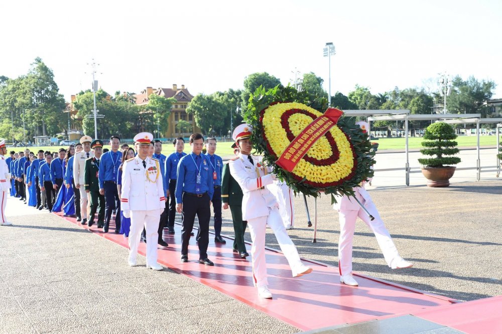 Đại biểu Đại hội Đoàn báo công, vào Lăng viếng Chủ tịch Hồ Chí Minh