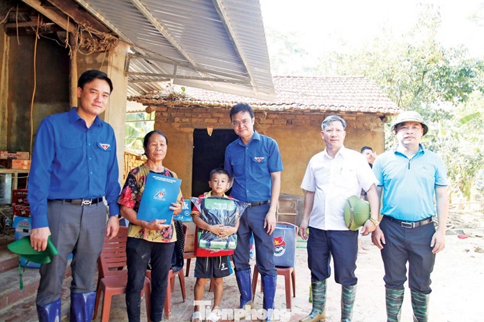 Cứu dân trong lũ dữ