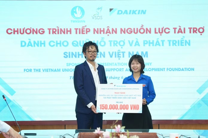 Tiếp nhận nguồn lực hỗ trợ học sinh, sinh viên khó khăn