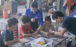 'Gia sư áo xanh': Đưa STEM và kỹ năng sống vào lớp học tình thương