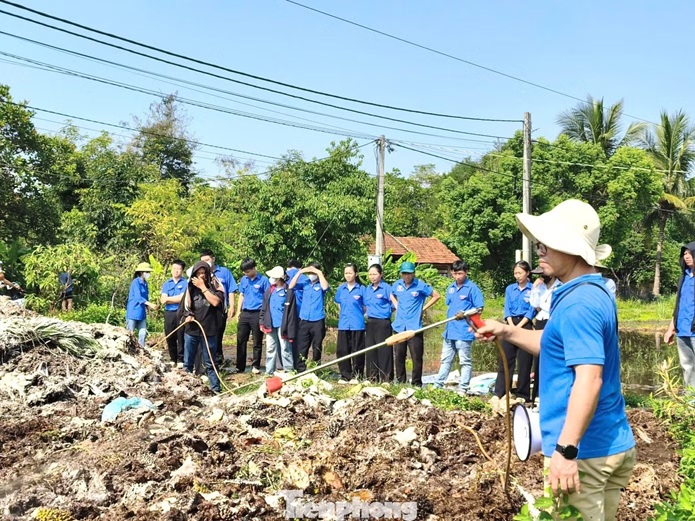 Bạn trẻ Đắk Lắk biến chất thải thành phân bón hữu cơ