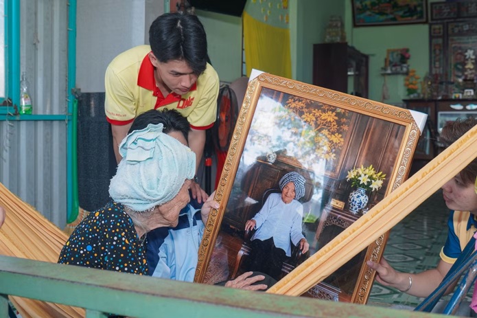 Sinh viên tình nguyện phục dựng ảnh liệt sĩ tại biên giới Đồng Tháp