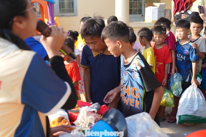 Em nhỏ vùng biên háo hức đổi rác lấy quà