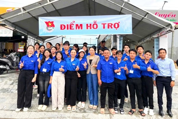 Khách hành hương gửi lời cảm ơn thanh niên tình nguyện Cà Mau sau Lễ tuyên phong chân phước