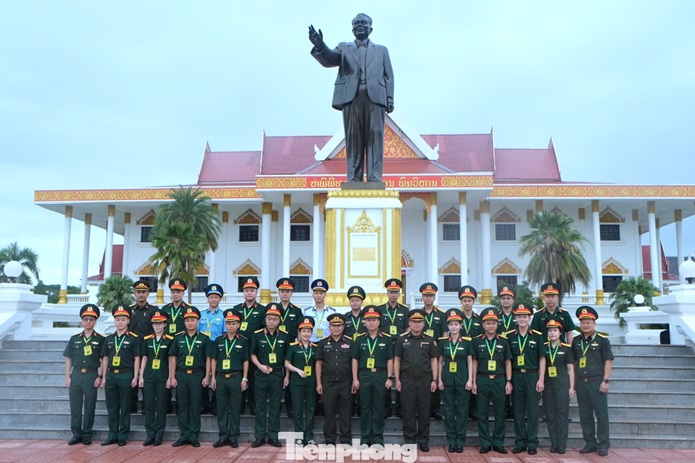 Sĩ quan trẻ Việt Nam - Lào tiếp lửa truyền thống liên minh chiến đấu