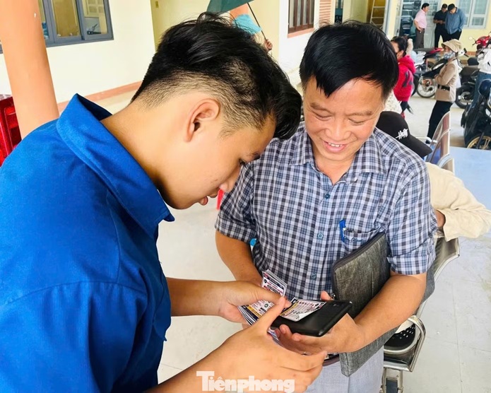 Miếng dán nhỏ sau điện thoại bảo vệ người dân trước thủ đoạn lừa đảo