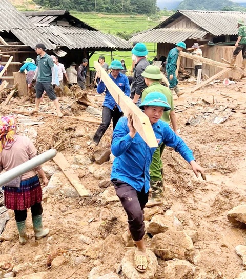 Băng bùn, vượt suối dựng lại nhà cho người dân Sơn La sau mưa lũ, sạt lở