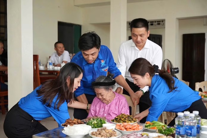 Bữa cơm ấm tình của tuổi trẻ Thanh Hóa với mẹ Việt Nam Anh hùng 97 tuổi