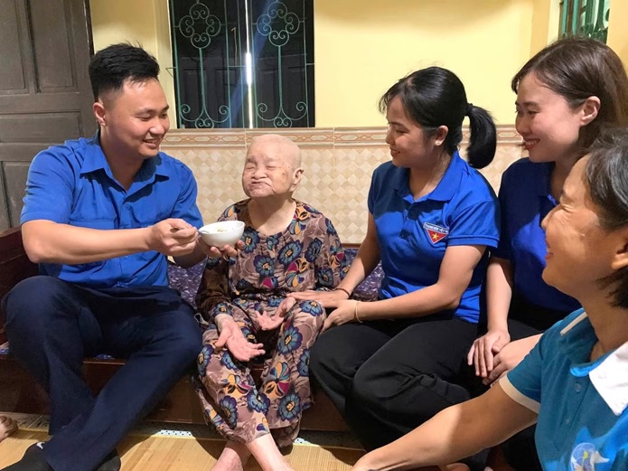 Bữa cơm tri ân ấm áp của tuổi trẻ Đất Tổ