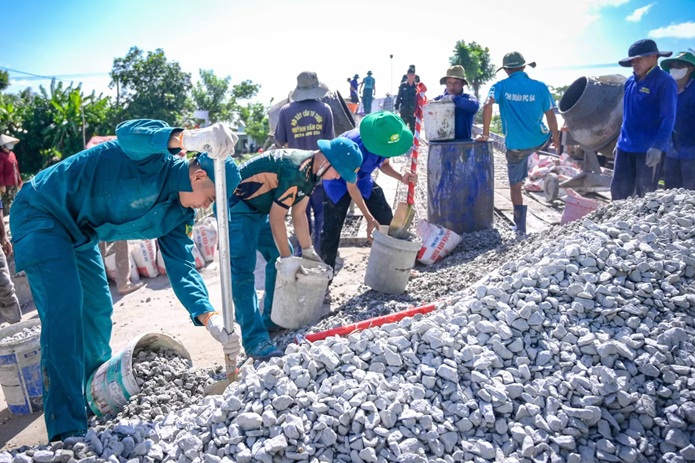 Thanh niên tình nguyện cùng bộ đội xây cầu cho người dân