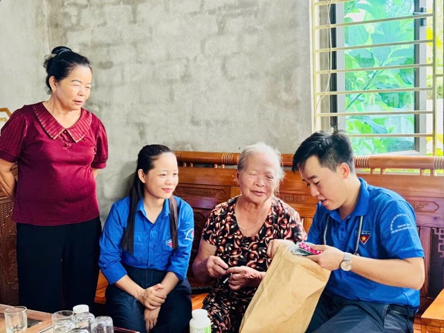 Thanh niên hỗ trợ khám bệnh, phát thuốc tri ân người có công
