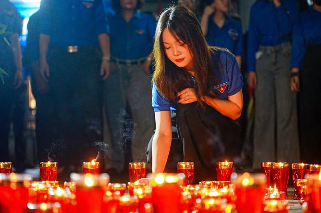 Áo xanh Thủ đô thắp nến tri ân các Anh hùng liệt sĩ