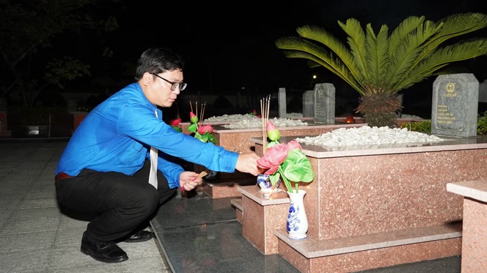 Tuổi trẻ Huế thắp hàng nghìn ngọn nến tri ân Anh hùng liệt sĩ