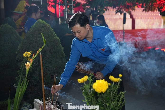Gần 1.800 thanh niên thắp nến tri ân tại Nghĩa trang Mai Dịch