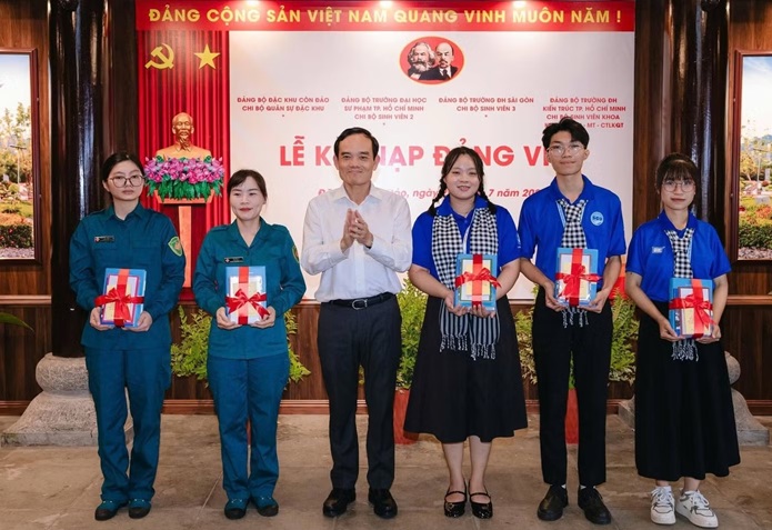 Kết nạp Đảng cho 5 bạn trẻ tiêu biểu tại Côn Đảo