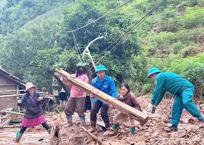 Tuổi trẻ Sơn La dọn bùn, vác gỗ, sửa nhà giúp người dân sau mưa lũ