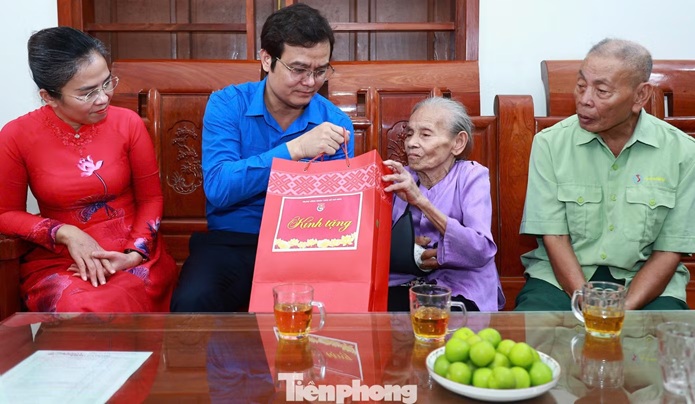 Anh Bùi Quang Huy thăm tặng quà cựu TNXP, nữ Tiểu đội trưởng ‘tọa độ lửa’ Truông Bồn