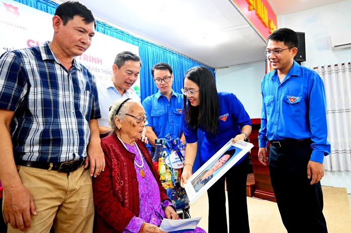Tuổi trẻ Cà Mau ứng dụng AI phục dựng ảnh Mẹ Việt Nam Anh hùng, liệt sĩ
