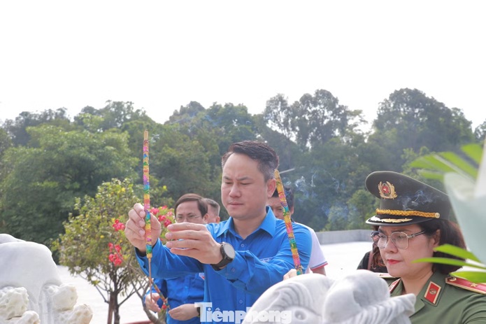 Tuổi trẻ Tây Ninh và tuổi trẻ Công an nhân dân tri ân công lao các anh hùng liệt sĩ