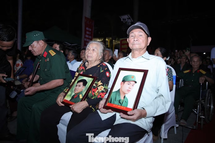Hàng vạn người thắp sáng ngọn nến tri ân tại nghĩa trang liệt sĩ Việt - Lào