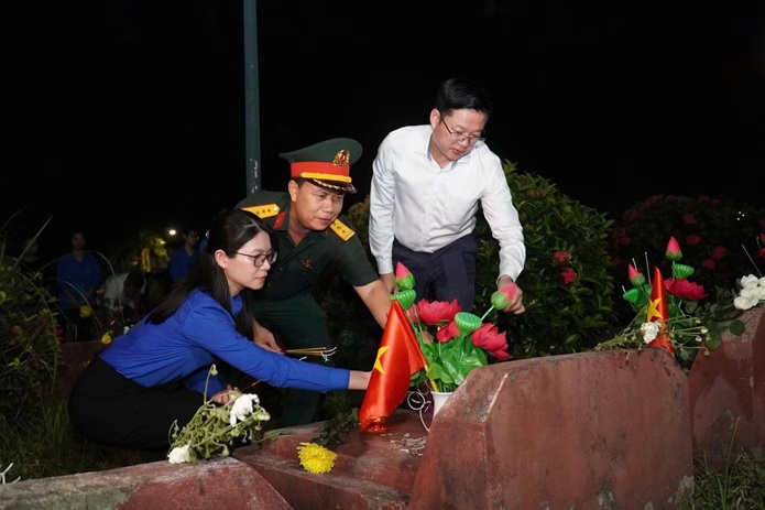 Hàng nghìn ngọn nến tri ân thắp sáng nghĩa trang liệt sĩ ở Bắc Ninh, Thái Nguyên